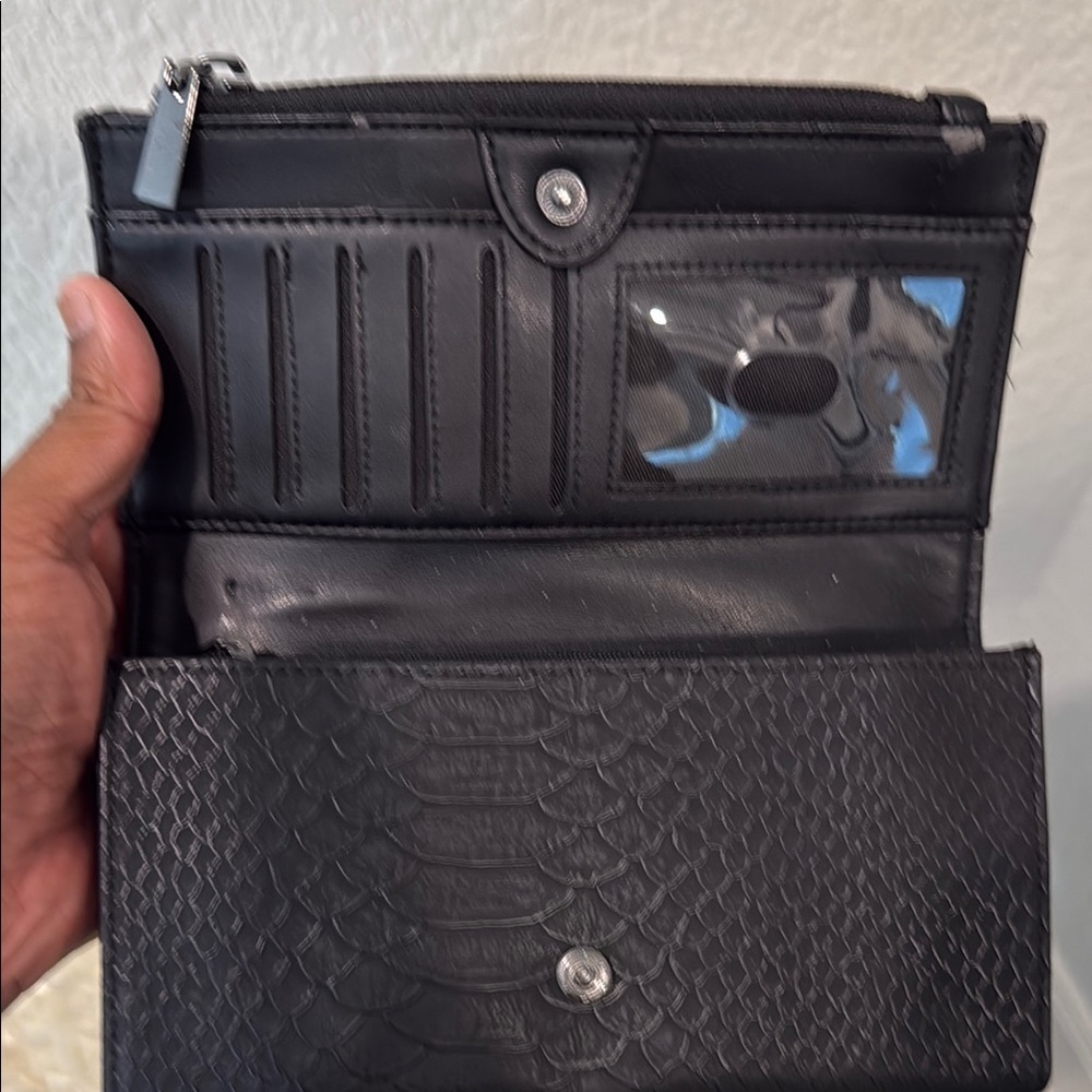 Black Aligator skin Textured Wallet with Zipper - Picture 4 of 8